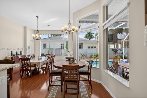 House in Pembroke Pines, Florida 5 bedrooms, 263.29 sq.m. № 2017470 - photo 15