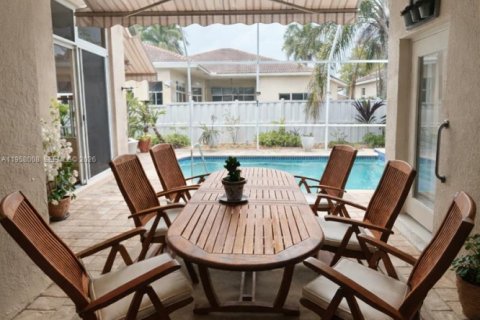 House in Pembroke Pines, Florida 5 bedrooms, 263.29 sq.m. № 2017470 - photo 7