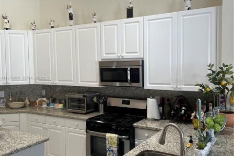 House in Pembroke Pines, Florida 5 bedrooms, 263.29 sq.m. № 2017470 - photo 11