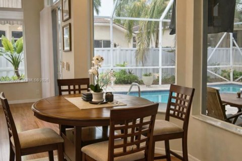 House in Pembroke Pines, Florida 5 bedrooms, 263.29 sq.m. № 2017470 - photo 5