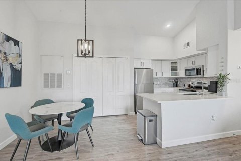 Condo in Sarasota, Florida, 1 bedroom  № 2218303 - photo 6