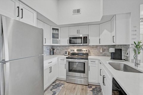 Condo in Sarasota, Florida, 1 bedroom  № 2218303 - photo 5