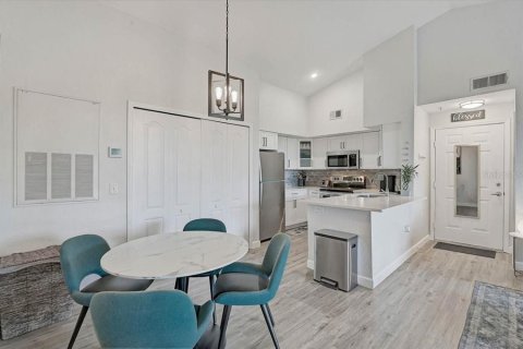 Condo in Sarasota, Florida, 1 bedroom  № 2218303 - photo 3
