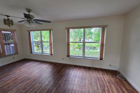 House in Margate, Florida 2 bedrooms, 98.57 sq.m. № 2294283 - photo 6