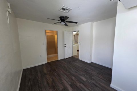 House in Margate, Florida 2 bedrooms, 98.57 sq.m. № 2294283 - photo 21
