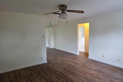 House in Margate, Florida 2 bedrooms, 98.57 sq.m. № 2294283 - photo 3