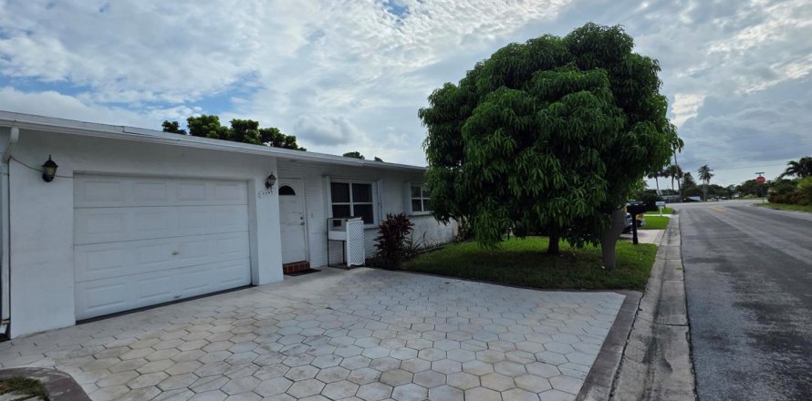 House in Margate, Florida 2 bedrooms, 98.57 sq.m. № 2294283