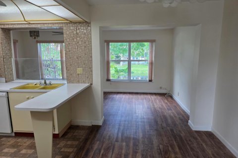 House in Margate, Florida 2 bedrooms, 98.57 sq.m. № 2294283 - photo 9