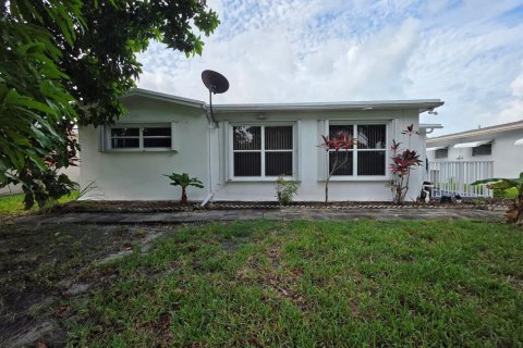 House in Margate, Florida 2 bedrooms, 98.57 sq.m. № 2294283 - photo 30