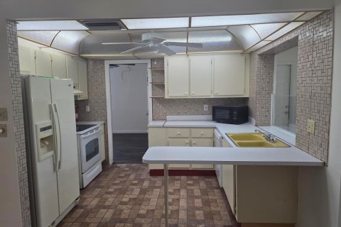 House in Margate, Florida 2 bedrooms, 98.57 sq.m. № 2294283 - photo 8