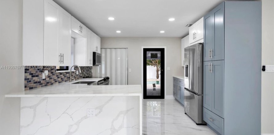 Дом в Холливуд, Флорида 2 спальни, 86.58м2 № 1990386