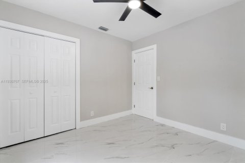 Снять в аренду виллу или дом в Холливуд, Флорида 2 спальни, 86.58м2, № 1990386 - фото 23