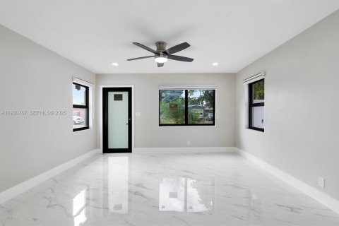 Снять в аренду виллу или дом в Холливуд, Флорида 2 спальни, 86.58м2, № 1990386 - фото 13