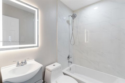 Снять в аренду виллу или дом в Холливуд, Флорида 2 спальни, 86.58м2, № 1990386 - фото 24