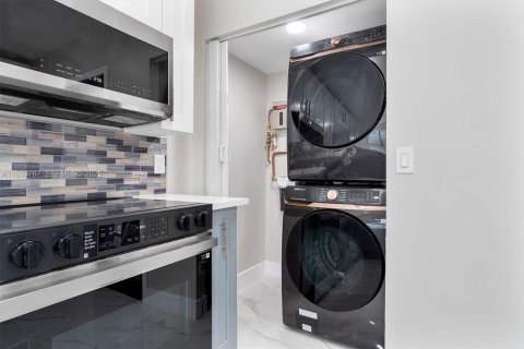 Снять в аренду виллу или дом в Холливуд, Флорида 2 спальни, 86.58м2, № 1990386 - фото 25