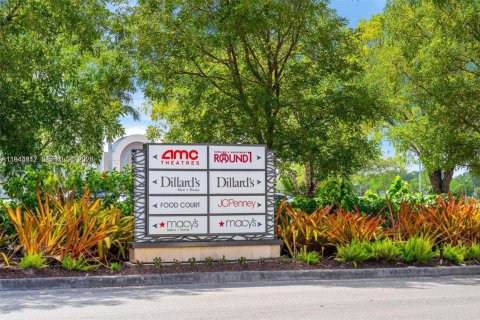 Commercial property in Pembroke Pines, Florida № 2060012 - photo 1