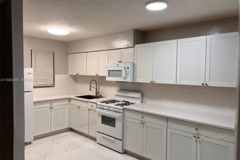 Купить кондоминиум в Майами, Флорида 1 спальня, 57.88м2, № 1988219 - фото 1