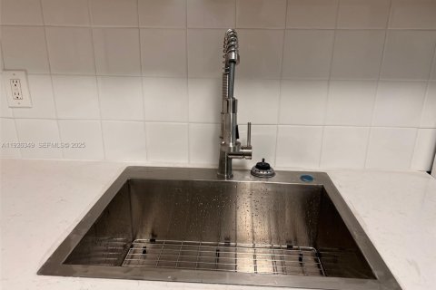 Купить кондоминиум в Майами, Флорида 1 спальня, 57.88м2, № 1988219 - фото 11