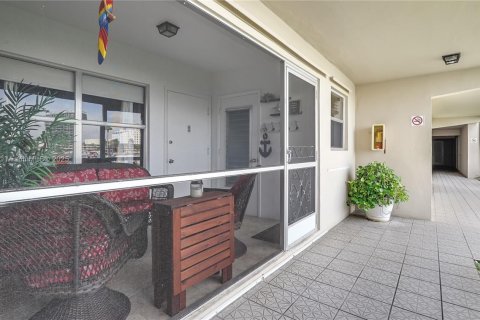 Condominio en venta en Hallandale Beach, Florida, 1 dormitorio, 72.46 m2 № 1714376 - foto 17