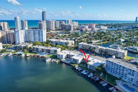 Condominio en venta en Hallandale Beach, Florida, 1 dormitorio, 72.46 m2 № 1714376 - foto 1