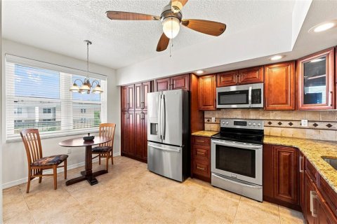 Condo in Largo, Florida, 2 bedrooms  № 2345439 - photo 8