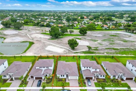 Villa ou maison à louer à Homestead, Floride: 3 chambres, 215.44 m2 № 2042272 - photo 4