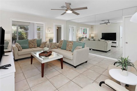 House in Wilton Manors, Florida 4 bedrooms, 150.87 sq.m. № 1890009 - photo 5