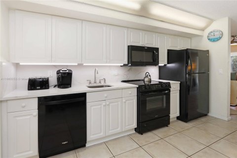 House in Wilton Manors, Florida 4 bedrooms, 150.87 sq.m. № 1890009 - photo 12