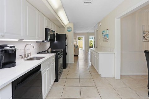 House in Wilton Manors, Florida 4 bedrooms, 150.87 sq.m. № 1890009 - photo 10