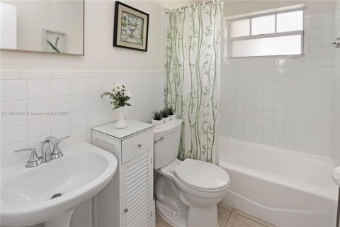 House in Wilton Manors, Florida 4 bedrooms, 150.87 sq.m. № 1890009 - photo 16