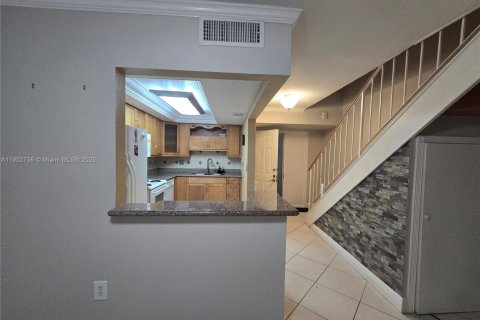 Condominio en alquiler en Miami, Florida, 1 dormitorio, 104.52 m2 № 1955587 - foto 5