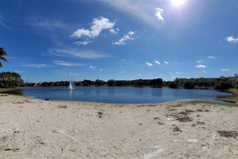 Condominio en alquiler en Miami, Florida, 1 dormitorio, 104.52 m2 № 1955587 - foto 16