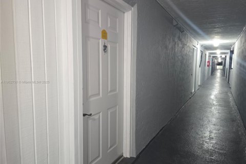 Condominio en alquiler en Miami, Florida, 1 dormitorio, 104.52 m2 № 1955587 - foto 4