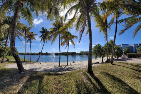 Condominio en alquiler en Miami, Florida, 1 dormitorio, 104.52 m2 № 1955587 - foto 2