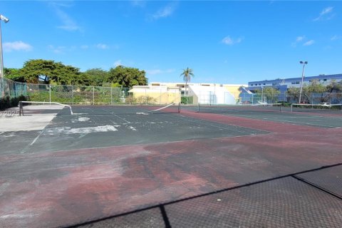 Condominio en alquiler en Miami, Florida, 1 dormitorio, 104.52 m2 № 1955587 - foto 17