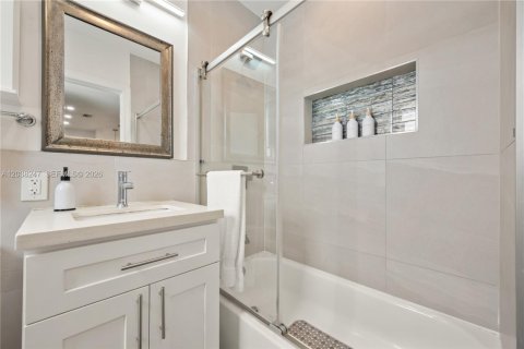 House in Miami, Florida 3 bedrooms, 74.69 sq.m. № 2086391 - photo 10