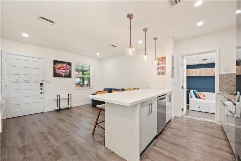 House in Miami, Florida 3 bedrooms, 74.69 sq.m. № 2086391 - photo 4