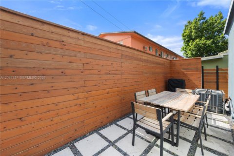 House in Miami, Florida 3 bedrooms, 74.69 sq.m. № 2086391 - photo 15