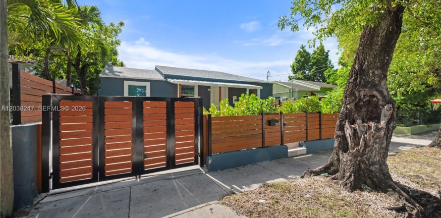 House in Miami, Florida 3 bedrooms, 74.69 sq.m. № 2086391