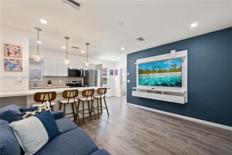 House in Miami, Florida 3 bedrooms, 74.69 sq.m. № 2086391 - photo 2