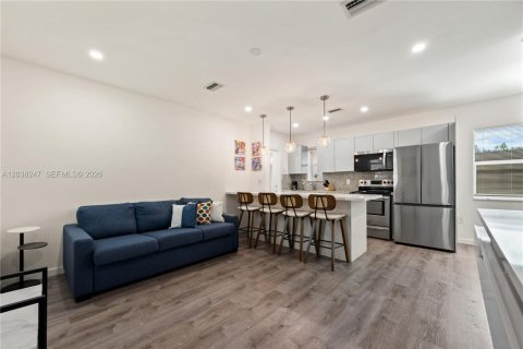 House in Miami, Florida 3 bedrooms, 74.69 sq.m. № 2086391 - photo 6