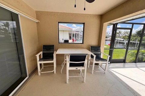 House in Punta Gorda, Florida 3 bedrooms, 155.33 sq.m. № 2205138 - photo 23