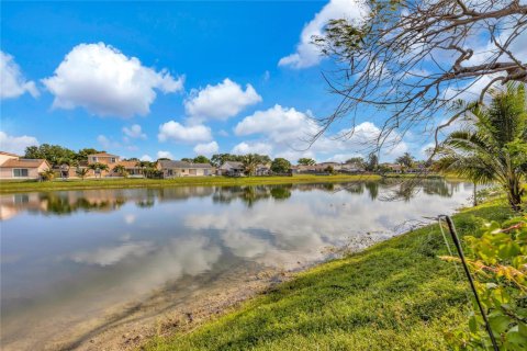 House in Sunrise, Florida 4 bedrooms, 206.15 sq.m. № 1099980 - photo 1