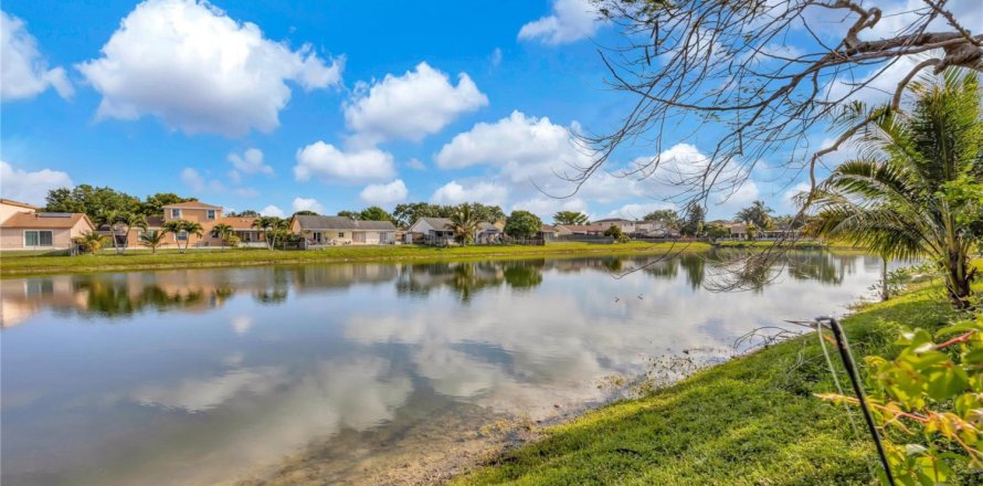 House in Sunrise, Florida 4 bedrooms, 206.15 sq.m. № 1099980