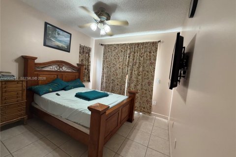 House in Pembroke Pines, Florida 5 bedrooms, 248.79 sq.m. № 2337572 - photo 7