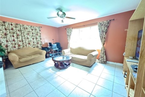 House in Pembroke Pines, Florida 5 bedrooms, 248.79 sq.m. № 2337572 - photo 6