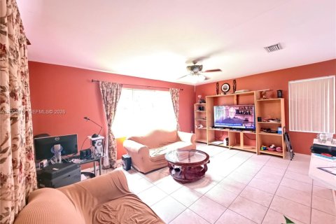 House in Pembroke Pines, Florida 5 bedrooms, 248.79 sq.m. № 2337572 - photo 4