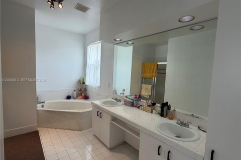 House in Pembroke Pines, Florida 5 bedrooms, 248.79 sq.m. № 2337572 - photo 15