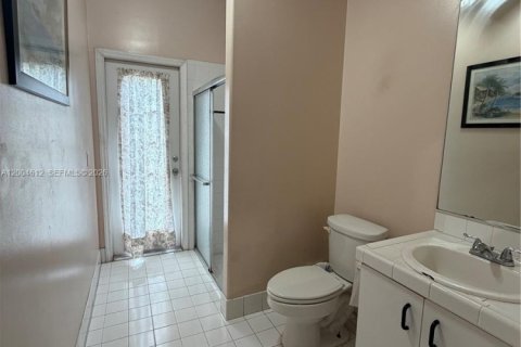 House in Pembroke Pines, Florida 5 bedrooms, 248.79 sq.m. № 2337572 - photo 9