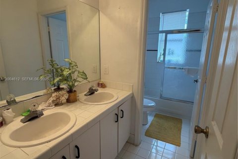 House in Pembroke Pines, Florida 5 bedrooms, 248.79 sq.m. № 2337572 - photo 13